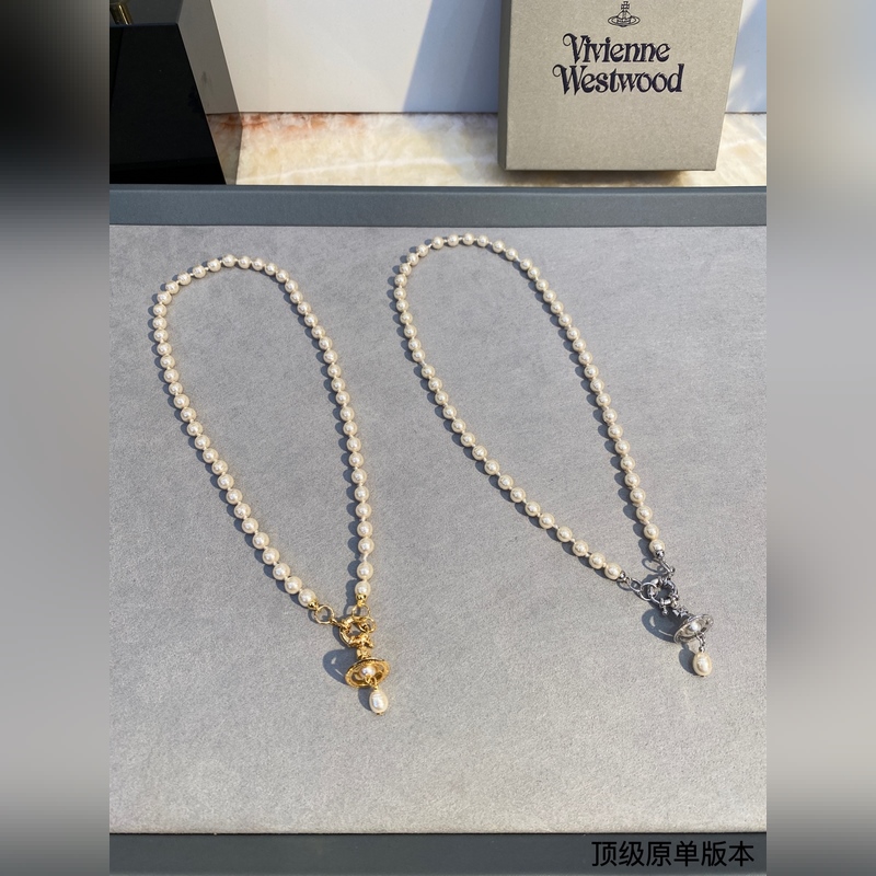 土星珍珠項鍊，太精緻了 喜歡這種小而精緻的款，它很適合疊戴那種很精緻的飾品！這個