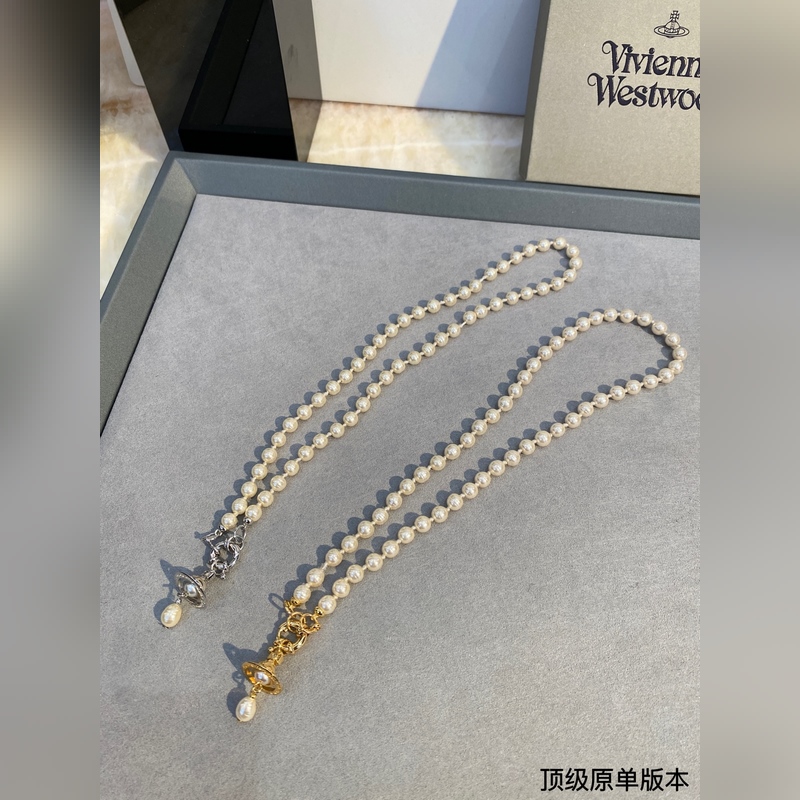 土星珍珠項鍊，太精緻了 喜歡這種小而精緻的款，它很適合疊戴那種很精緻的飾品！這個