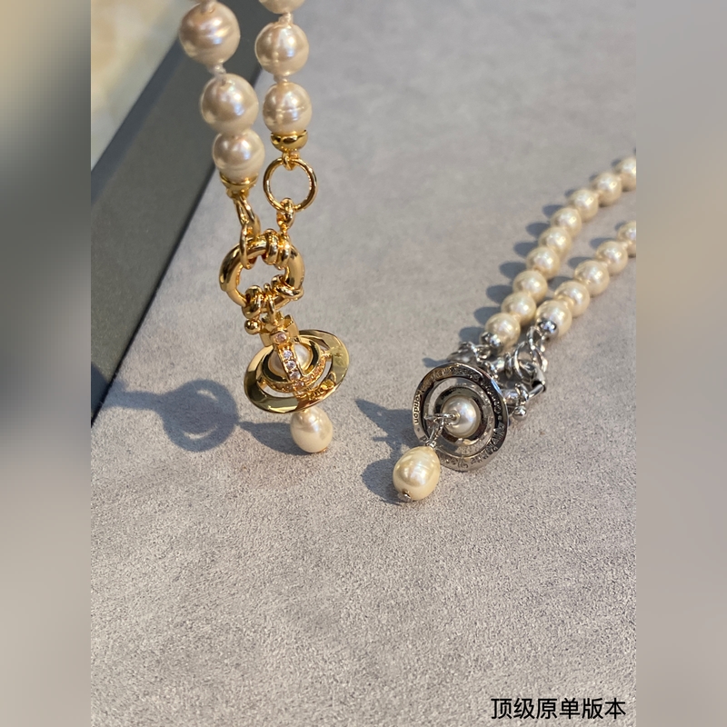 土星珍珠項鍊，太精緻了 喜歡這種小而精緻的款，它很適合疊戴那種很精緻的飾品！這個