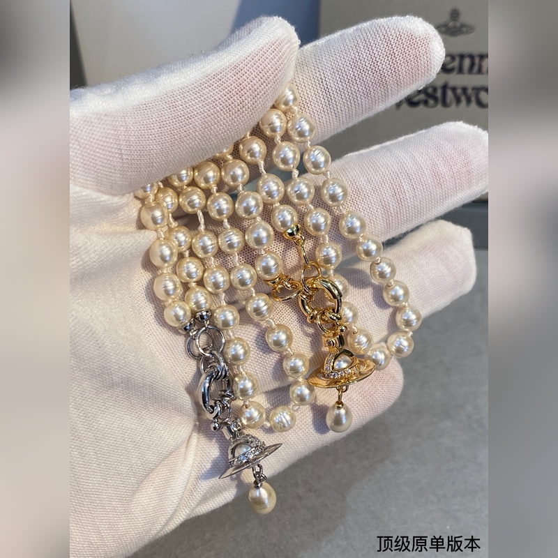 土星珍珠項鍊，太精緻了 喜歡這種小而精緻的款，它很適合疊戴那種很精緻的飾品！這個