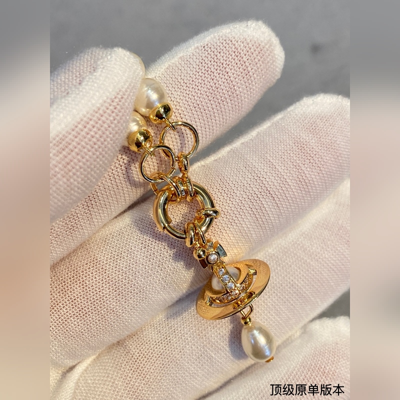 土星珍珠項鍊，太精緻了 喜歡這種小而精緻的款，它很適合疊戴那種很精緻的飾品！這個