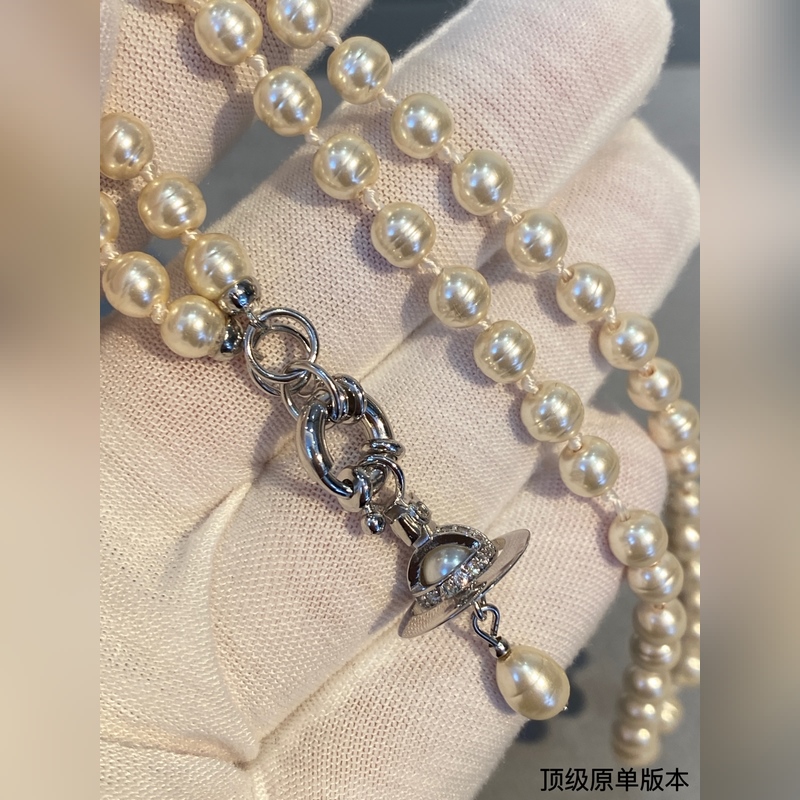 土星珍珠項鍊，太精緻了 喜歡這種小而精緻的款，它很適合疊戴那種很精緻的飾品！這個