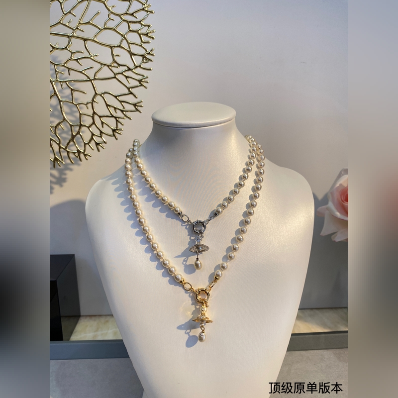 土星珍珠項鍊，太精緻了 喜歡這種小而精緻的款，它很適合疊戴那種很精緻的飾品！這個