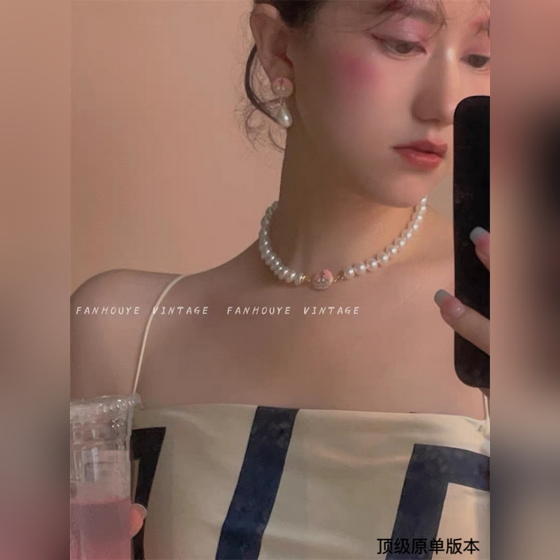 西太後 vivienne 珍珠項鍊粉色吊墜搭配 簡約大氣ins風(fēng)十足。珍珠手鍊是