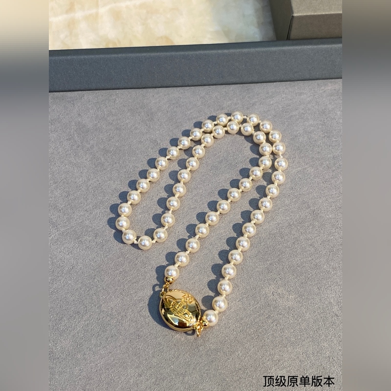 西太後 vivienne 珍珠項鍊粉色吊墜搭配 簡約大氣ins風(fēng)十足。珍珠手鍊是