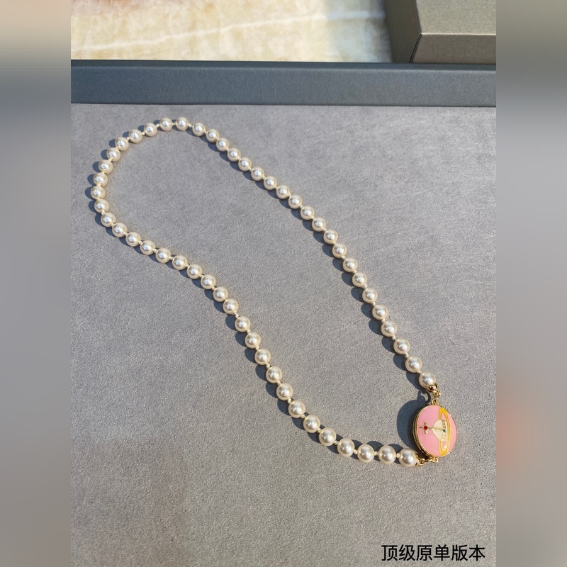 西太後 vivienne 珍珠項鍊粉色吊墜搭配 簡約大氣ins風(fēng)十足。珍珠手鍊是