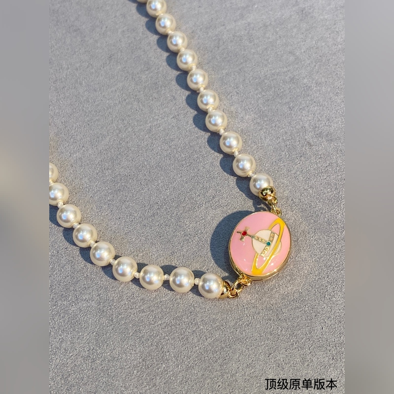 西太後 vivienne 珍珠項鍊粉色吊墜搭配 簡約大氣ins風(fēng)十足。珍珠手鍊是