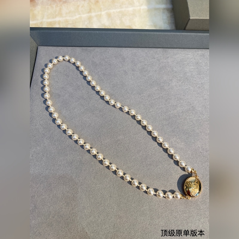 西太後 vivienne 珍珠項鍊粉色吊墜搭配 簡約大氣ins風(fēng)十足。珍珠手鍊是