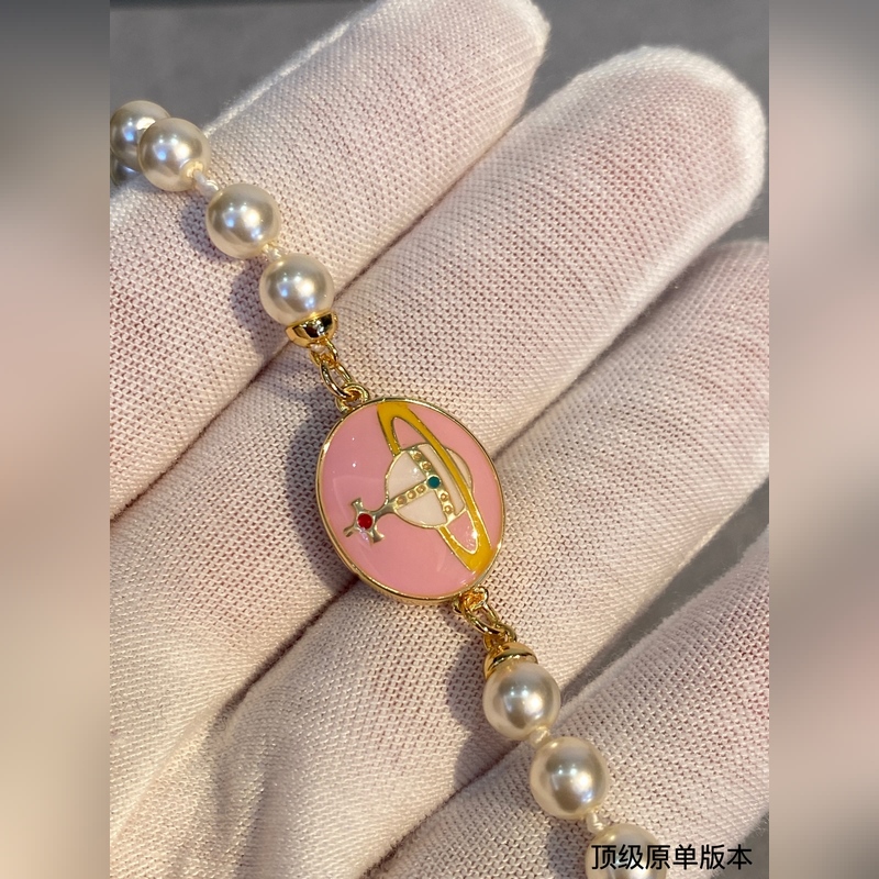 西太後 vivienne 珍珠項鍊粉色吊墜搭配 簡約大氣ins風(fēng)十足。珍珠手鍊是