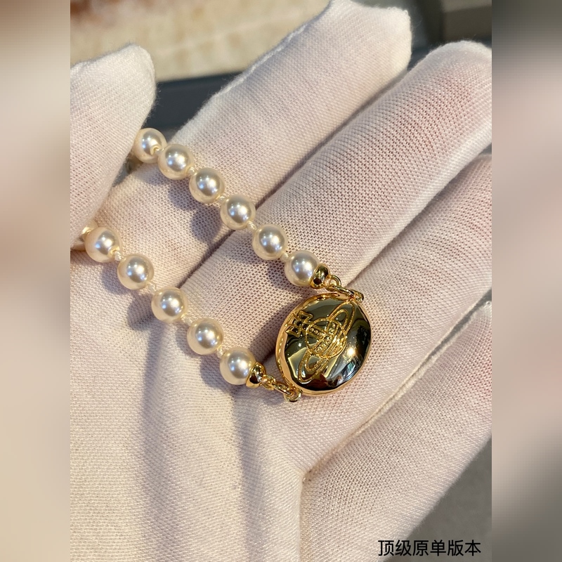 西太後 vivienne 珍珠項鍊粉色吊墜搭配 簡約大氣ins風(fēng)十足。珍珠手鍊是