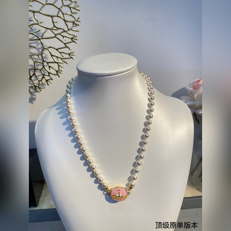 西太後 vivienne 珍珠項鍊粉色吊墜搭配 簡約大氣ins風(fēng)十足。珍珠手鍊是