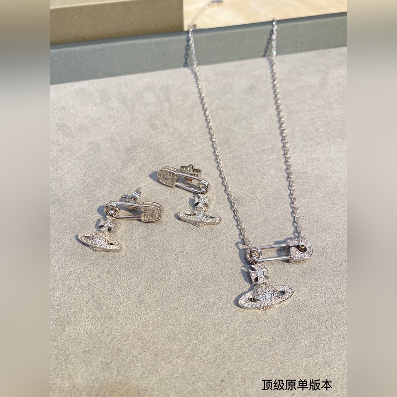 項(xiàng)鍊價格2200 耳釘價格1900 西太後土星鑲鑽套裝 優(yōu)雅大方精工設(shè)計(jì) 非常修