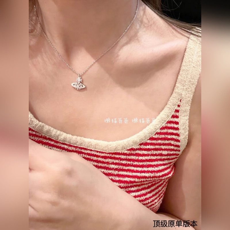 西太後土星鑲鑽項(xiàng)鍊百看不厭的土星形狀表面鑲滿鑽石，布靈布靈的很是溫柔，一眼愛(ài)～