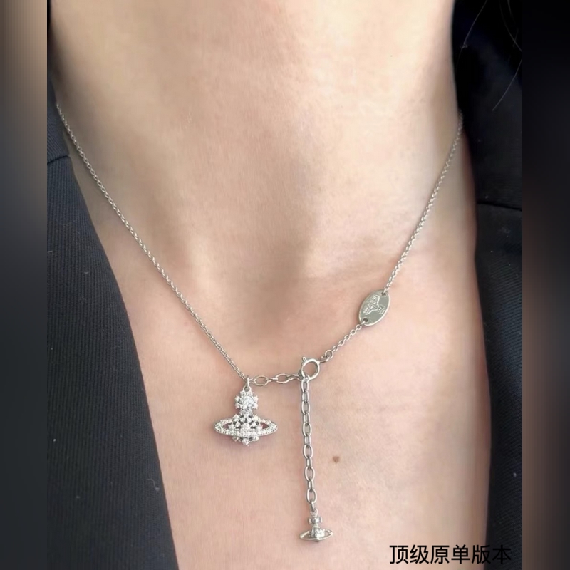 西太後土星鑲鑽項(xiàng)鍊百看不厭的土星形狀表面鑲滿鑽石，布靈布靈的很是溫柔，一眼愛(ài)～