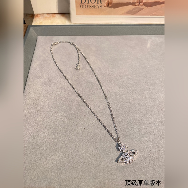 西太後土星鑲鑽項(xiàng)鍊百看不厭的土星形狀表面鑲滿鑽石，布靈布靈的很是溫柔，一眼愛(ài)～
