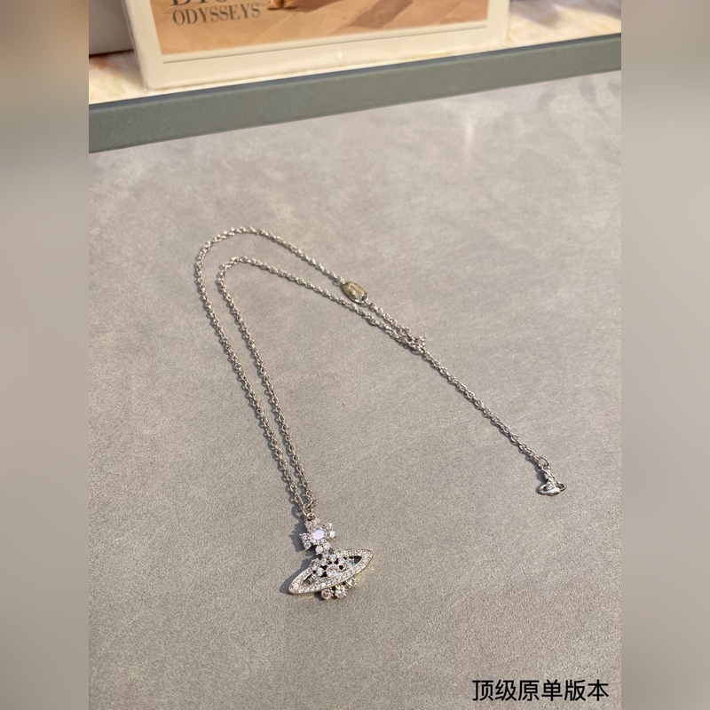 西太後土星鑲鑽項(xiàng)鍊百看不厭的土星形狀表面鑲滿鑽石，布靈布靈的很是溫柔，一眼愛(ài)～