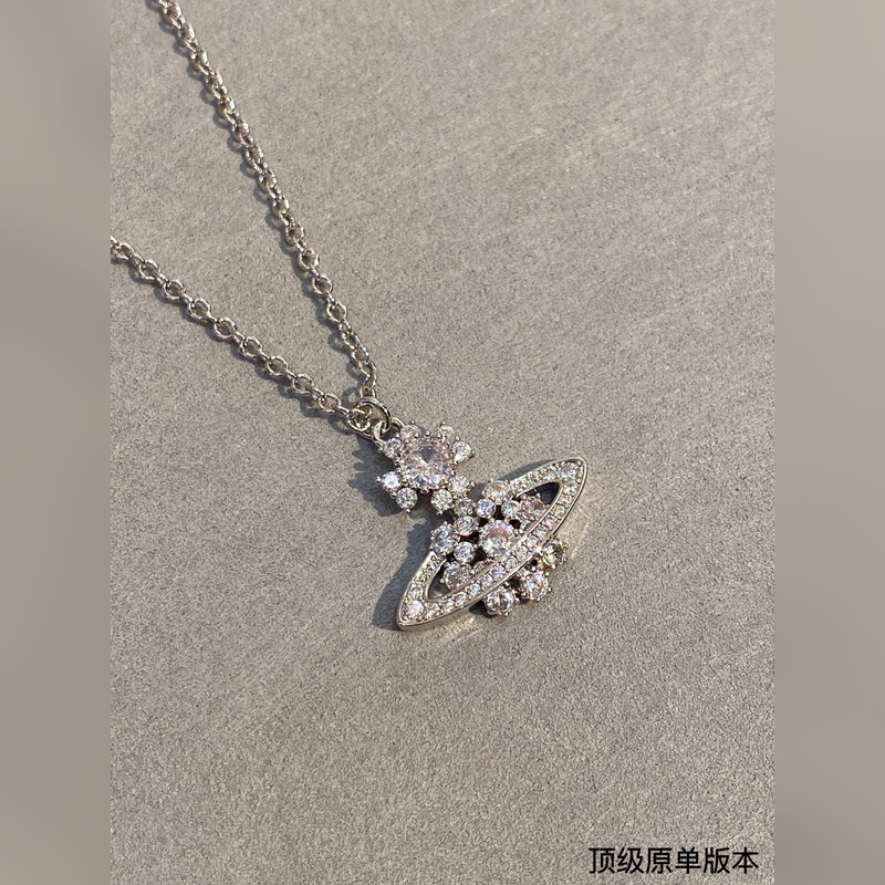 西太後土星鑲鑽項(xiàng)鍊百看不厭的土星形狀表面鑲滿鑽石，布靈布靈的很是溫柔，一眼愛(ài)～