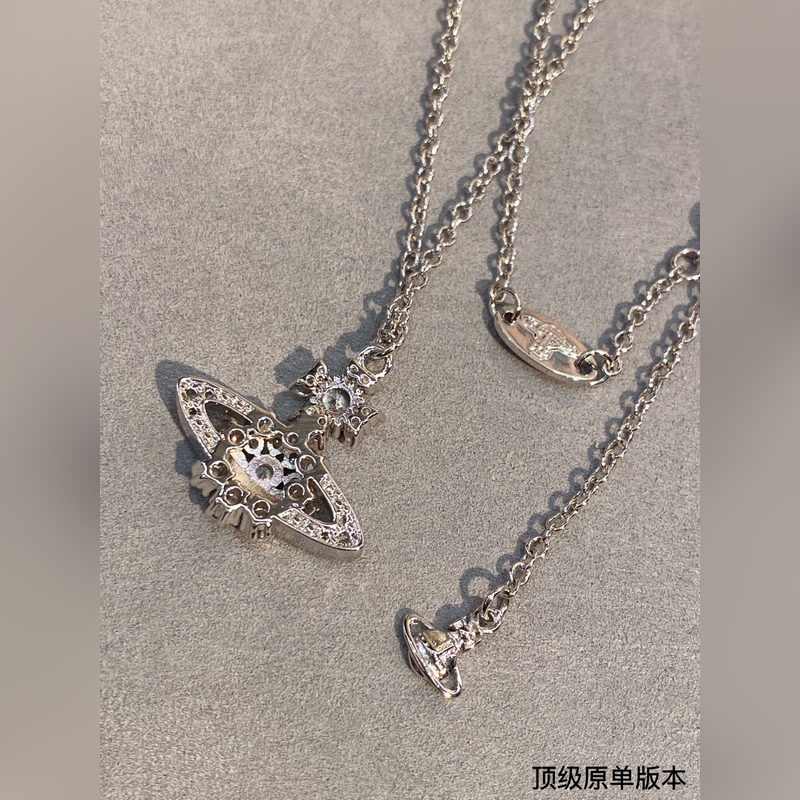 西太後土星鑲鑽項(xiàng)鍊百看不厭的土星形狀表面鑲滿鑽石，布靈布靈的很是溫柔，一眼愛(ài)～