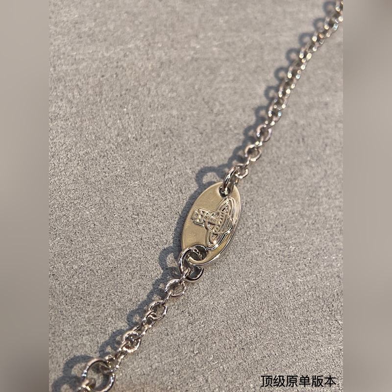 西太後土星鑲鑽項(xiàng)鍊百看不厭的土星形狀表面鑲滿鑽石，布靈布靈的很是溫柔，一眼愛(ài)～