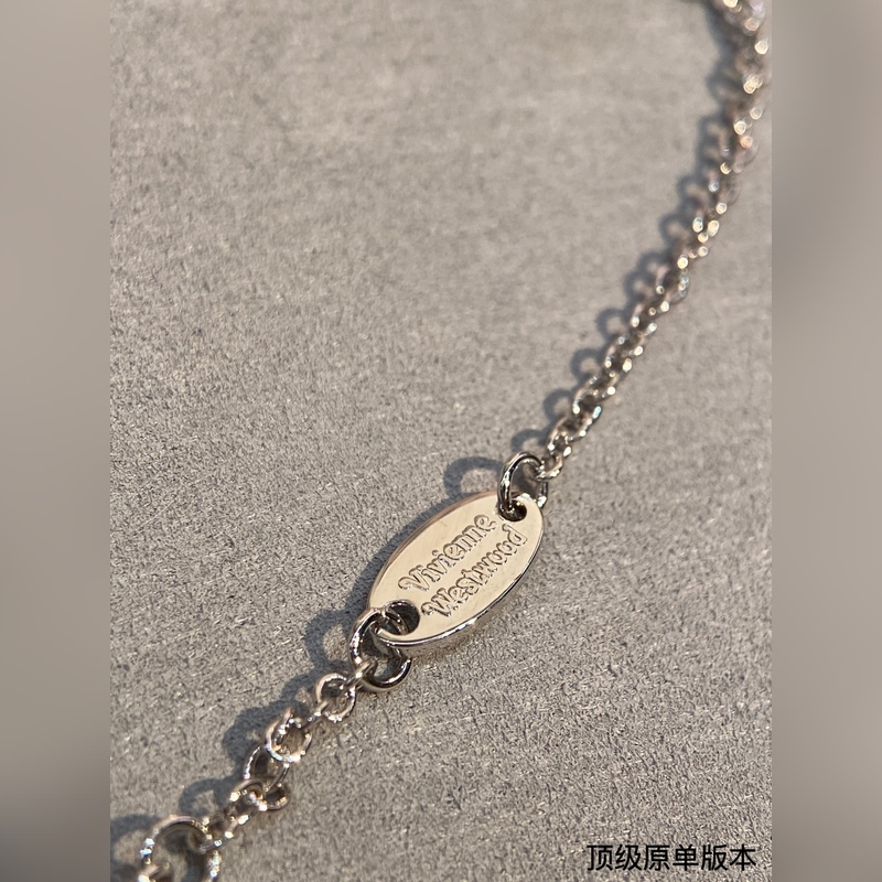 西太後土星鑲鑽項(xiàng)鍊百看不厭的土星形狀表面鑲滿鑽石，布靈布靈的很是溫柔，一眼愛(ài)～