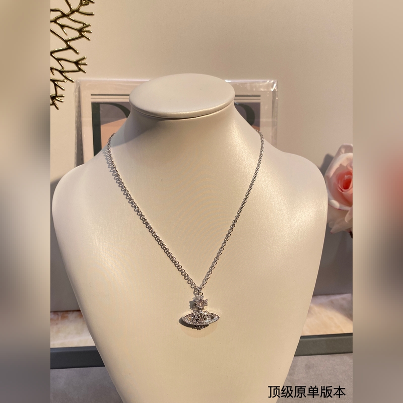 西太後土星鑲鑽項(xiàng)鍊百看不厭的土星形狀表面鑲滿鑽石，布靈布靈的很是溫柔，一眼愛(ài)～