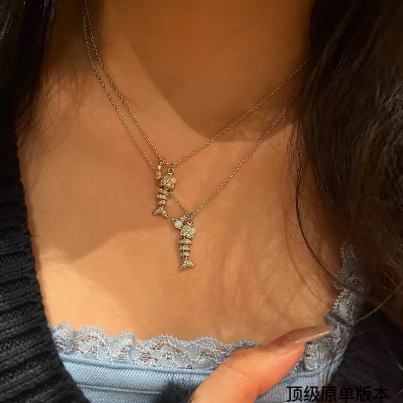 西太後土星搖擺魚鑲鑽項鍊百看不厭的土星形狀表面鑲滿鑽石，布靈布靈的很是溫柔，一