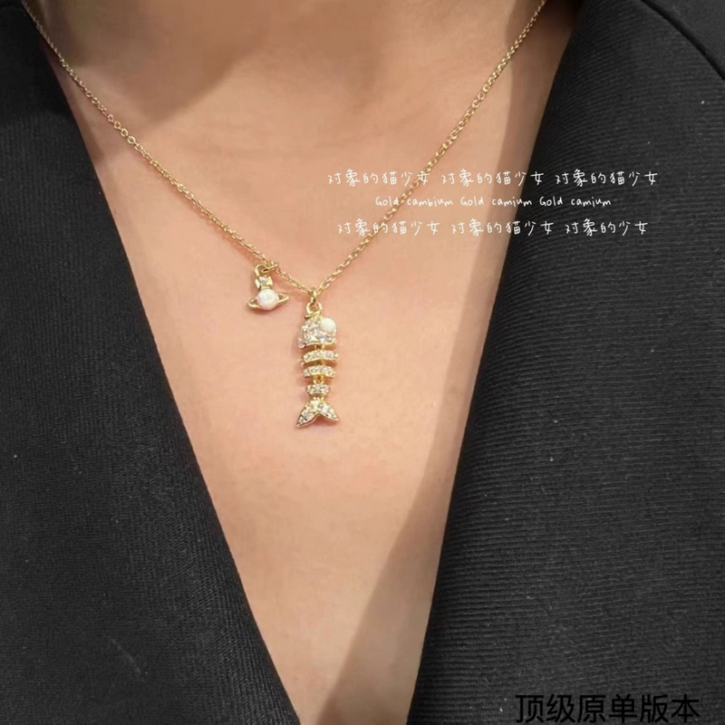 西太後土星搖擺魚鑲鑽項鍊百看不厭的土星形狀表面鑲滿鑽石，布靈布靈的很是溫柔，一