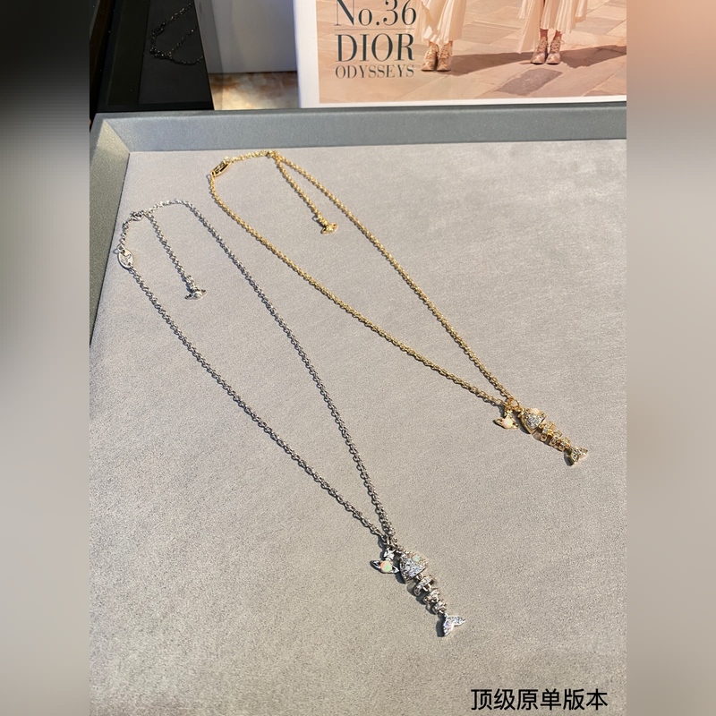 西太後土星搖擺魚鑲鑽項鍊百看不厭的土星形狀表面鑲滿鑽石，布靈布靈的很是溫柔，一