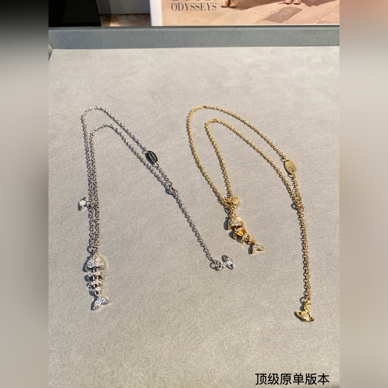 西太後土星搖擺魚鑲鑽項鍊百看不厭的土星形狀表面鑲滿鑽石，布靈布靈的很是溫柔，一