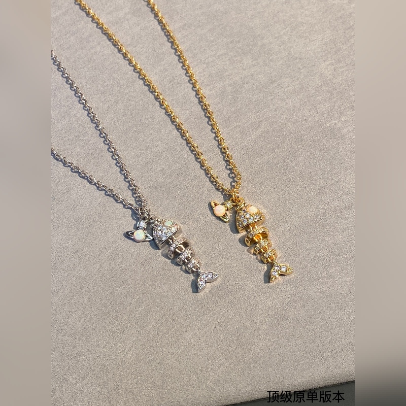 西太後土星搖擺魚鑲鑽項鍊百看不厭的土星形狀表面鑲滿鑽石，布靈布靈的很是溫柔，一