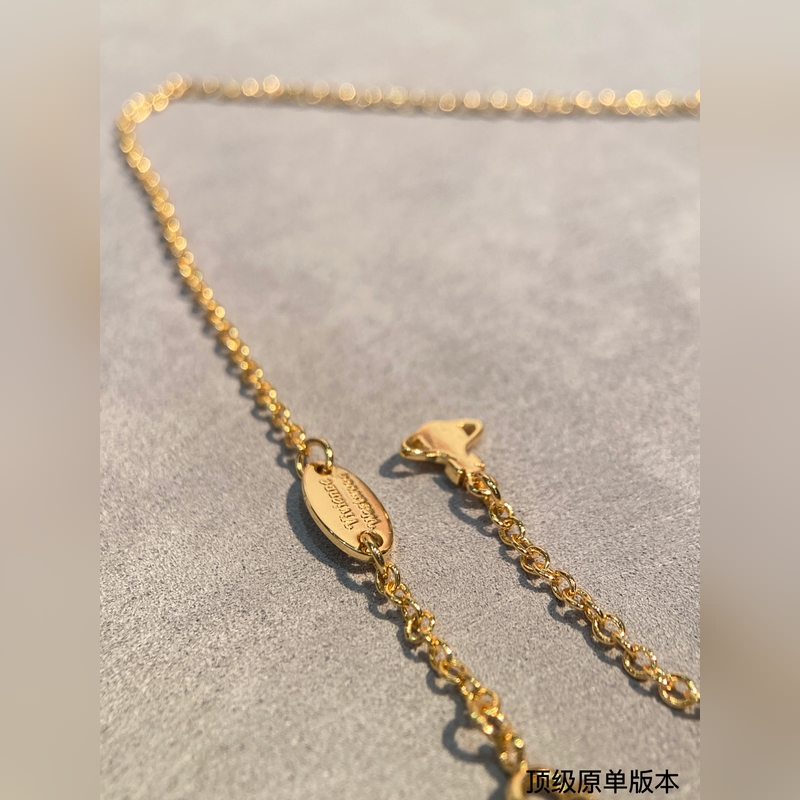 西太後土星搖擺魚鑲鑽項鍊百看不厭的土星形狀表面鑲滿鑽石，布靈布靈的很是溫柔，一