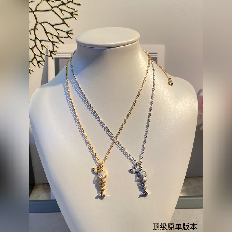 西太後土星搖擺魚鑲鑽項鍊百看不厭的土星形狀表面鑲滿鑽石，布靈布靈的很是溫柔，一