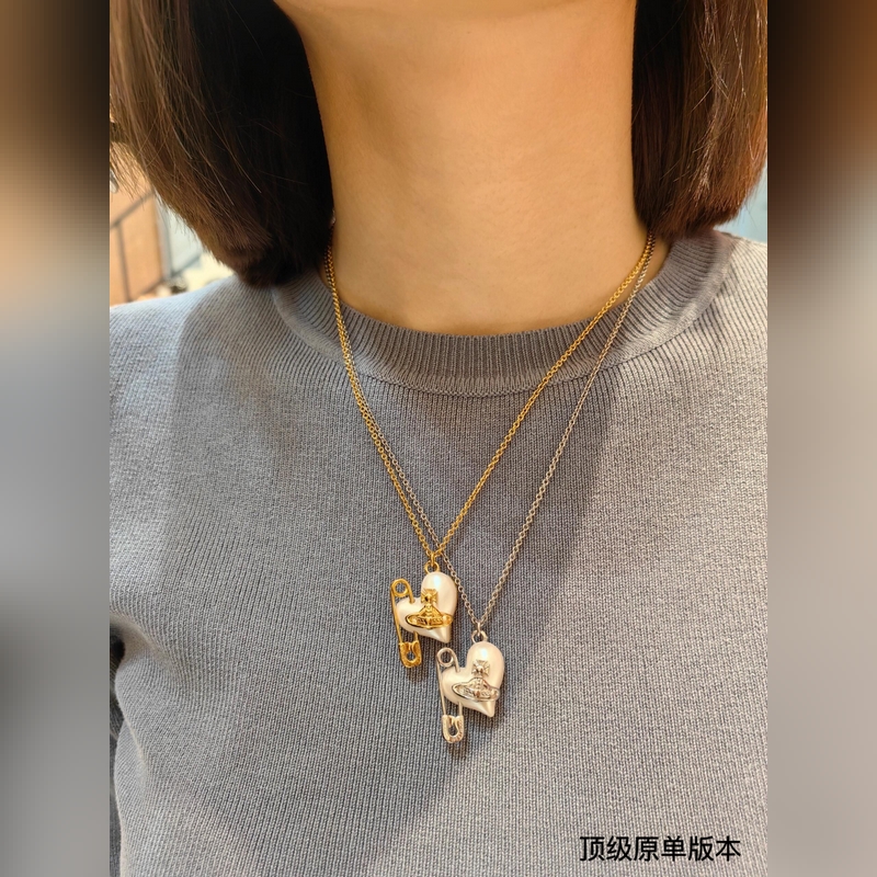 西太後 vivienne 土星鑲鑽珍珠項鍊珍珠搭配設計，搭配珍珠盡顯光澤質感。