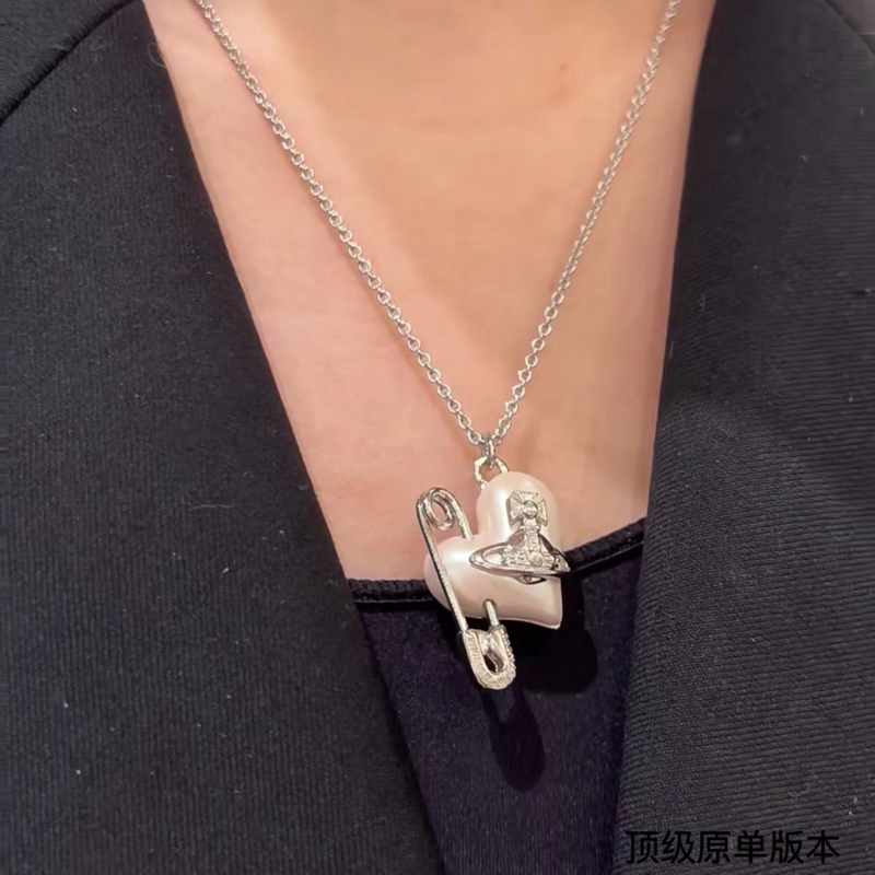 西太後 vivienne 土星鑲鑽珍珠項鍊珍珠搭配設計，搭配珍珠盡顯光澤質感。