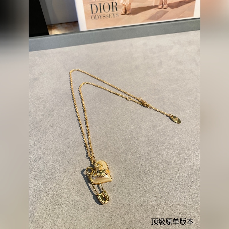 西太後 vivienne 土星鑲鑽珍珠項鍊珍珠搭配設計，搭配珍珠盡顯光澤質感。