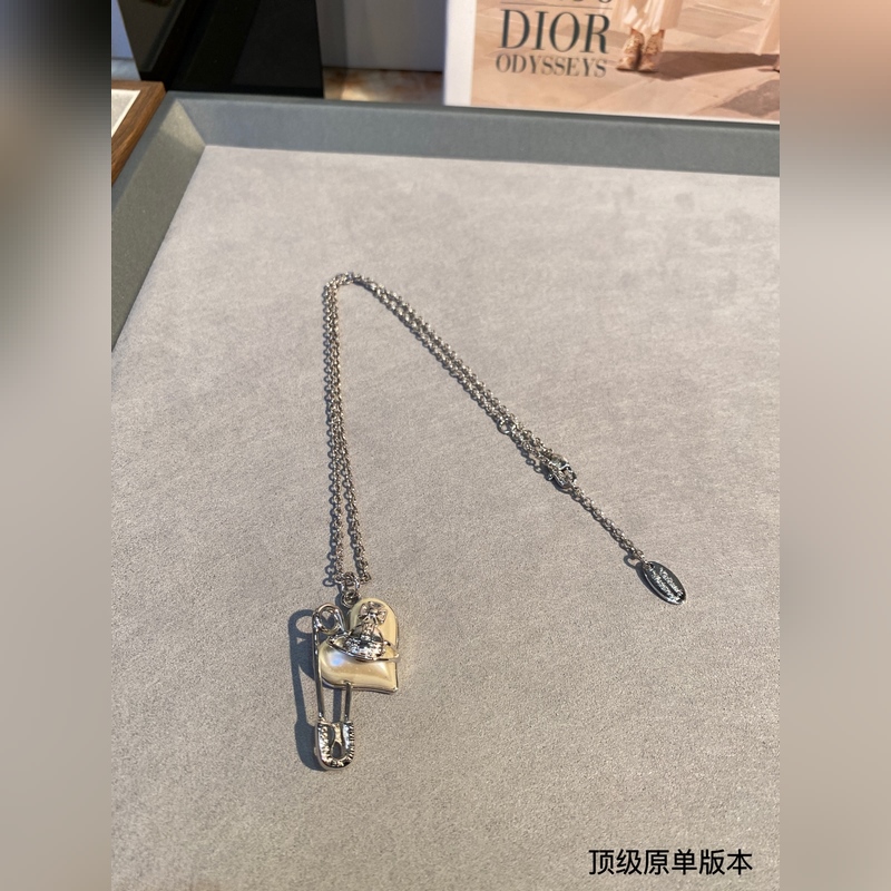 西太後 vivienne 土星鑲鑽珍珠項鍊珍珠搭配設計，搭配珍珠盡顯光澤質感。