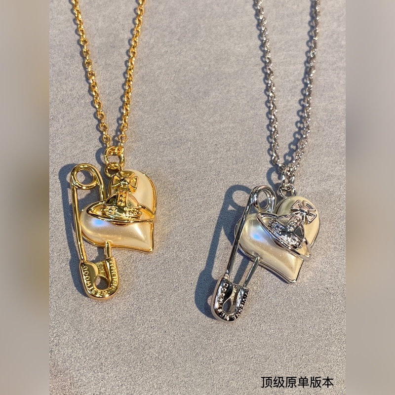 西太後 vivienne 土星鑲鑽珍珠項鍊珍珠搭配設計，搭配珍珠盡顯光澤質感。