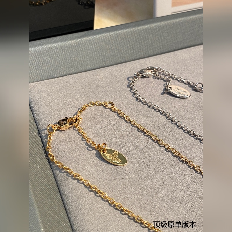 西太後 vivienne 土星鑲鑽珍珠項鍊珍珠搭配設計，搭配珍珠盡顯光澤質感。