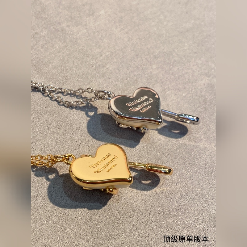 西太後 vivienne 土星鑲鑽珍珠項鍊珍珠搭配設計，搭配珍珠盡顯光澤質感。