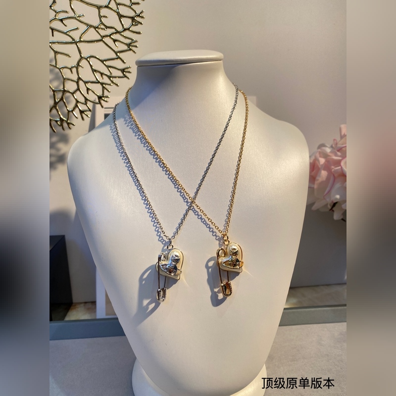 西太後 vivienne 土星鑲鑽珍珠項鍊珍珠搭配設計，搭配珍珠盡顯光澤質感。