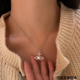 西太後 vivienne 土星鑲鑽珍珠項(xiàng)鍊珍珠搭配設(shè)計(jì)，搭配珍珠盡顯光澤質(zhì)感。