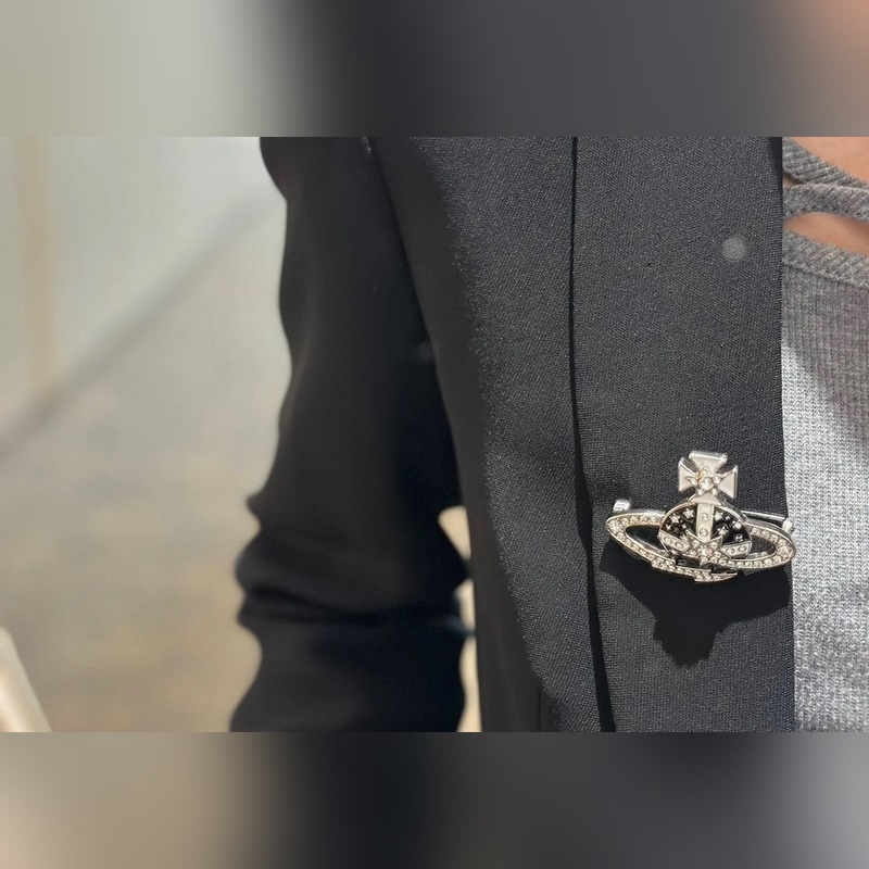 西太後超美大號星球胸針，百看不厭的土星形狀，胸針表面鑲滿”鑽石“加黑白滴裝飾搭配