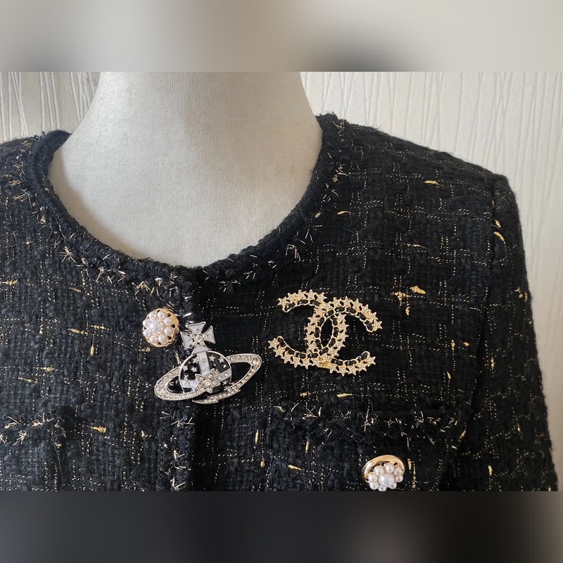 西太後超美大號星球胸針，百看不厭的土星形狀，胸針表面鑲滿”鑽石“加黑白滴裝飾搭配