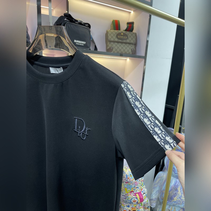 上新 25ss Dior 早春新款T恤 面料選用牛奶絲棉 輕薄透氣 上身絲滑舒適