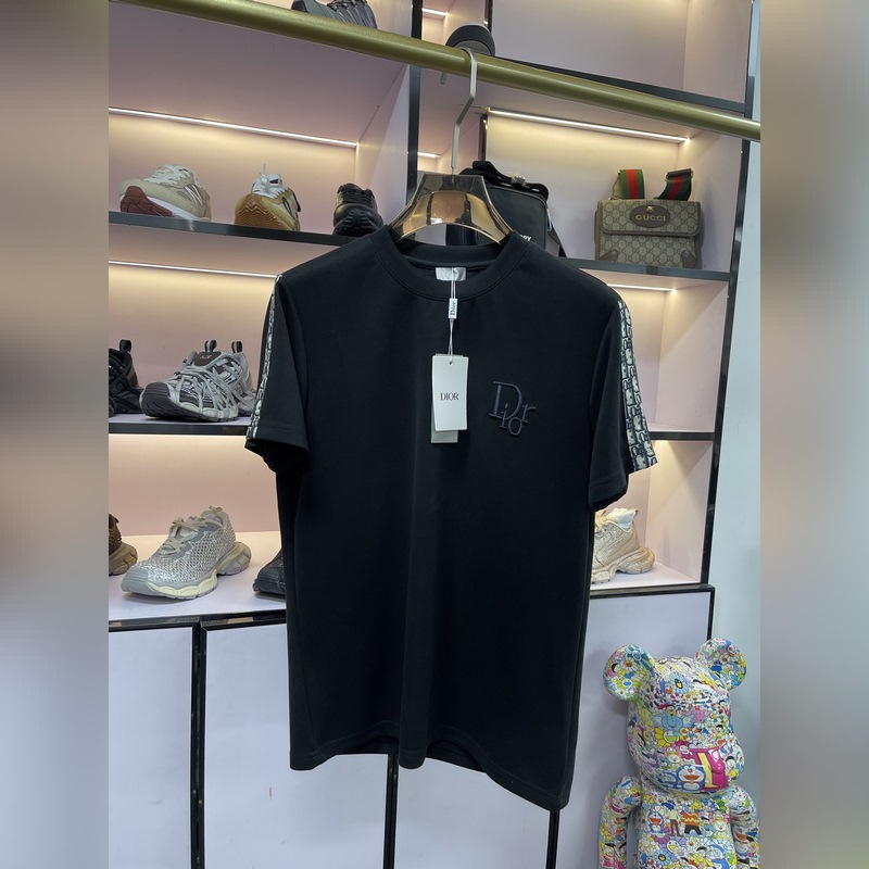 上新 25ss Dior 早春新款T恤 面料選用牛奶絲棉 輕薄透氣 上身絲滑舒適