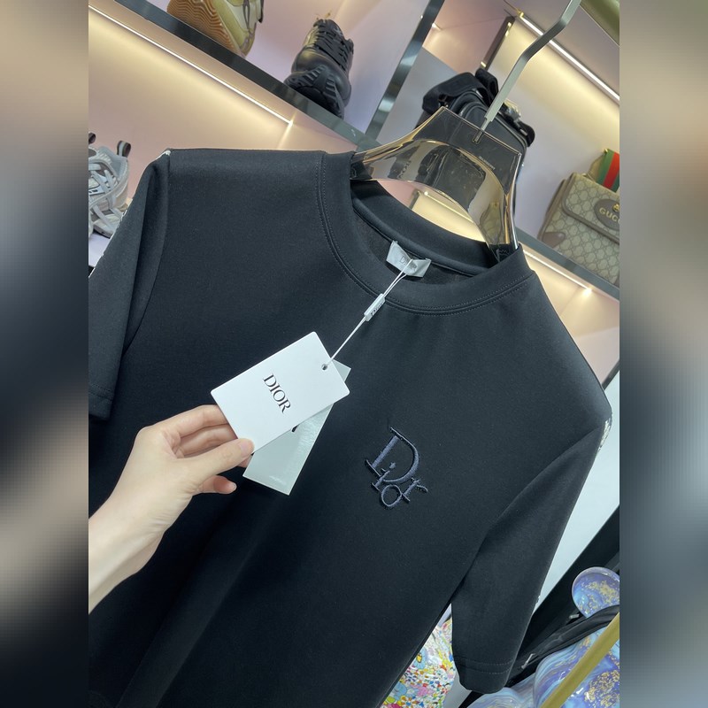 上新 25ss Dior 早春新款T恤 面料選用牛奶絲棉 輕薄透氣 上身絲滑舒適