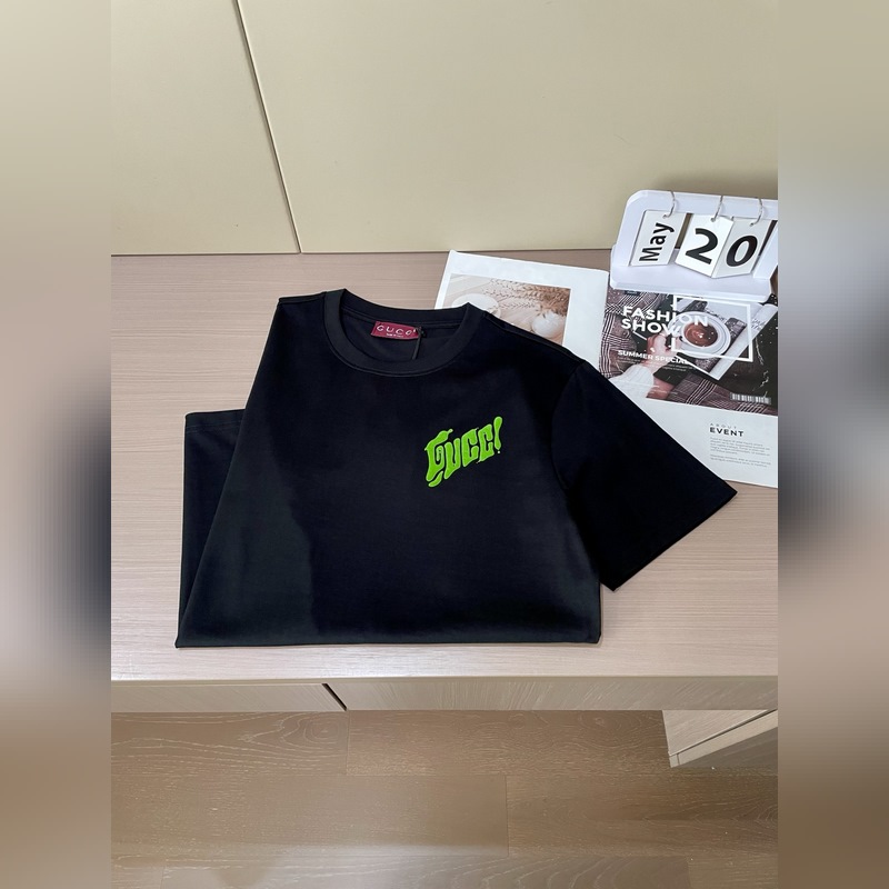 GUCCI 2025春夏新品進口植絨字母印花短袖T恤；定制櫃臺同步面料，胸前進口