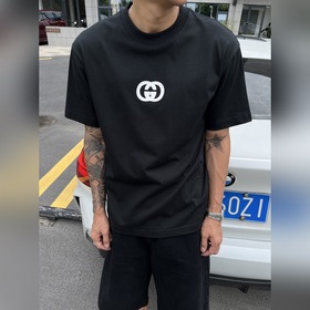 GUCCI這次的夏季T恤真的絕！胸前印膠logo超顯眼，質感滿滿 。純棉材質親膚