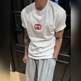 GUCCI這次的夏季T恤真的絕！胸前印膠logo超顯眼，質感滿滿 。純棉材質親膚