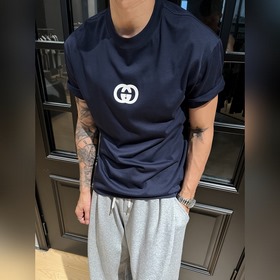 GUCCI這次的夏季T恤真的絕！胸前印膠logo超顯眼，質感滿滿 。純棉材質親膚